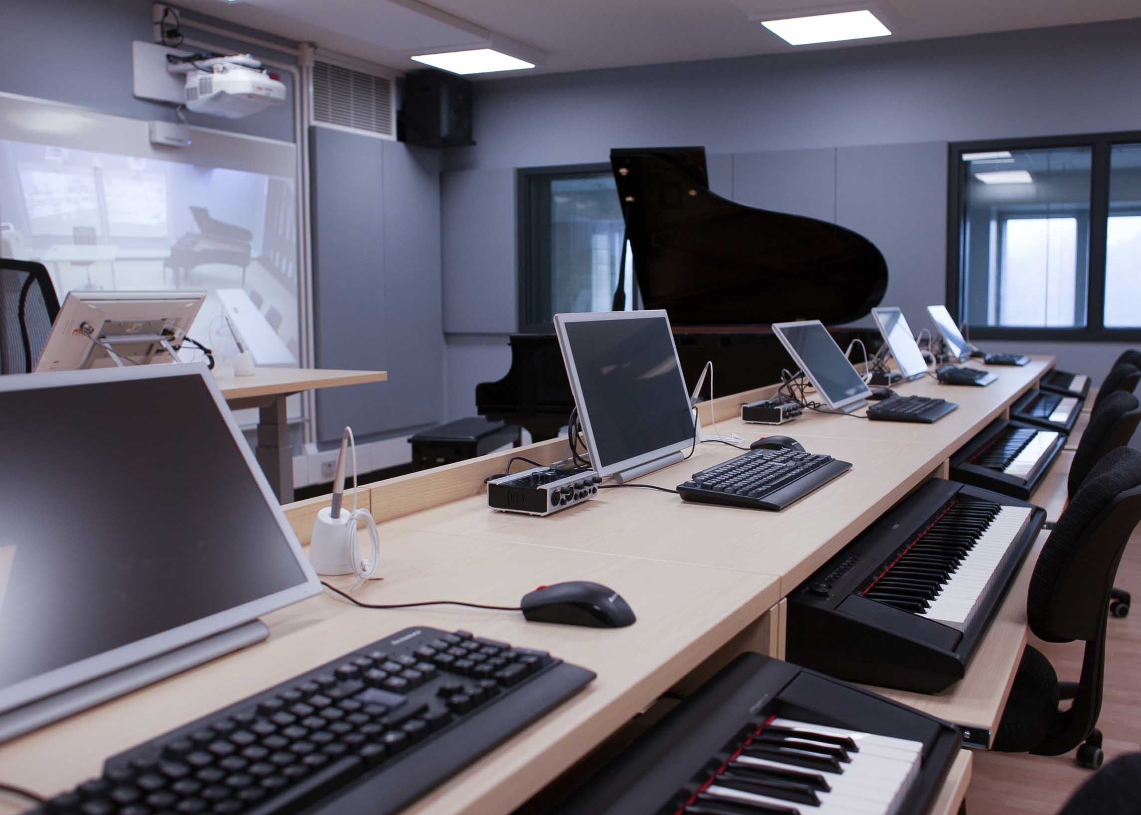 Laboratoire avec piano et postes accompagnées d'appareillage électronique et de claviers